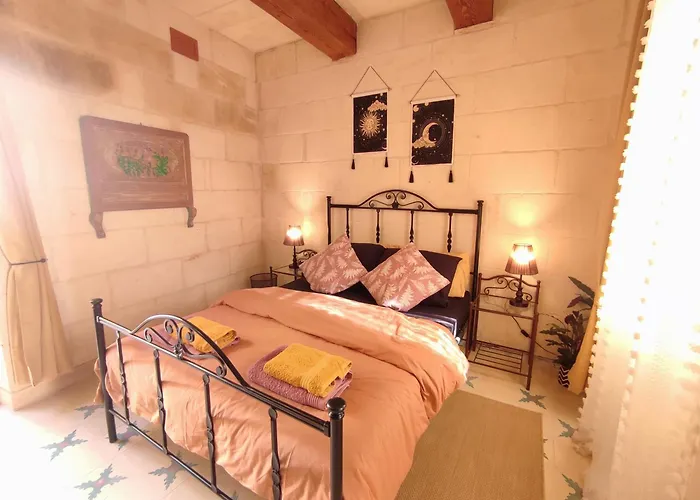 Ontherocks - In Victoria, Gozo ビクトリア